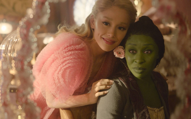 電影《魔法壞女巫》預告片曝光！天后亞莉安娜展現歌喉、楊紫瓊成大反派？