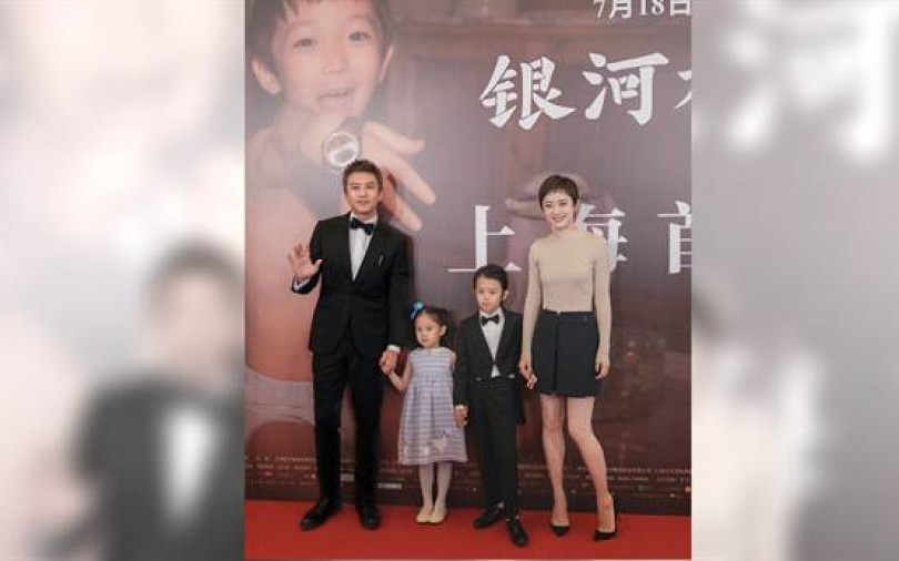 鄧超一家四口走紅毯 兒女首度曝光