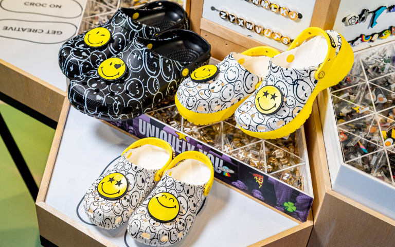 最時尚酷炫的洞洞鞋!「Crocs」進駐新光三越A11快閃特區,購買鞋扣還可獲得購物金