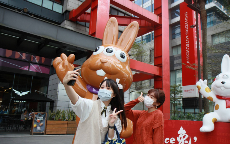 三眼兔看過沒？百貨公司空間展，留言再抽限量公仔、沙畫DIY組！