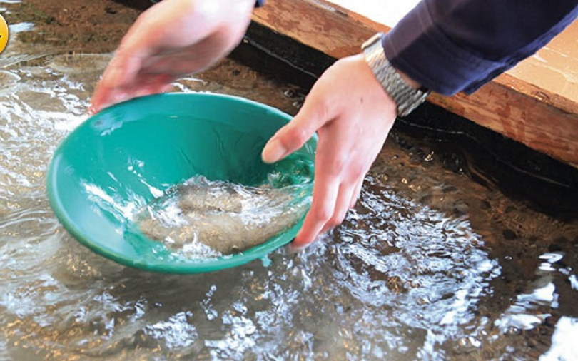 【登日金銀島3】體驗館　溪川裡搖砂金