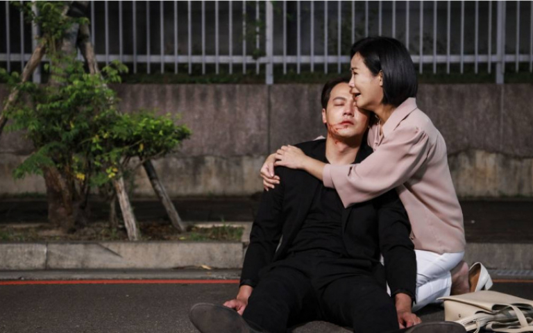 黃文星潛入工廠被活逮　陳仙梅忍痛跪地拍攝到雙腿沒知覺