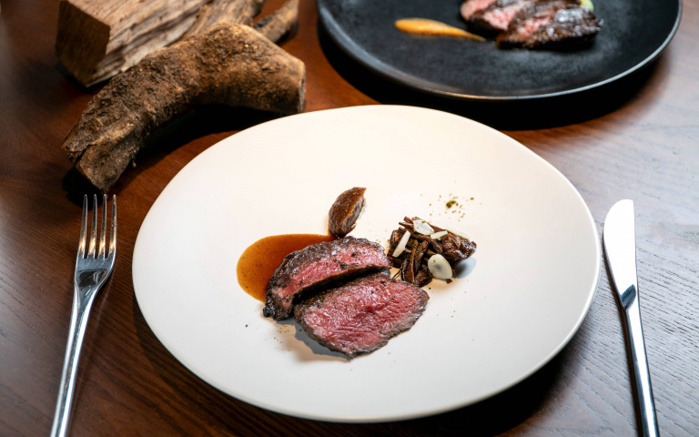 初秋遊港都5／饕客別錯過！到必比登推薦餐廳「APIS Grill」　感受直火柴燒與煙燻的魅力　