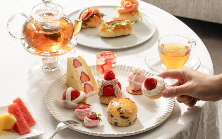 草莓控快揪姊妹！酒店雙人英式下午茶，一次品嚐草莓三明治、泡芙等甜點！