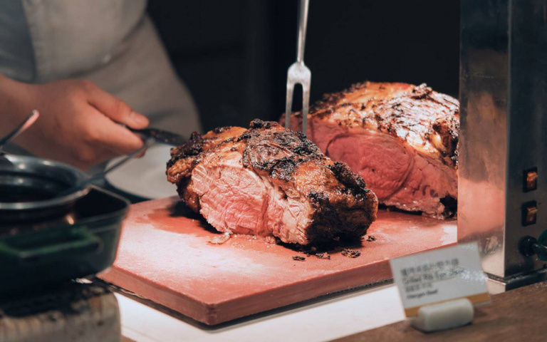 逛街購物享美食優惠！持唐吉訶德發票，六福萬怡超人氣Buffet第二人半價！