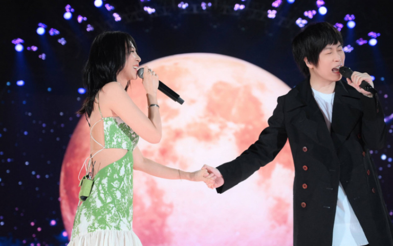 五月天狠甩假唱疑雲重返鳥巢開唱　陳綺貞與阿信牽手甜唱〈私奔到月球〉