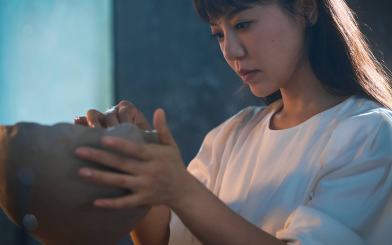 丁噹為鬼片《泥娃娃》獻聲　在家練唱竟嚇到鄰居