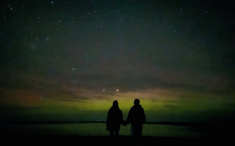 演藝圈最甜夫妻檔！周杰倫、昆凌極光下牽手畫面太夢幻 網讚：這才是真愛樣本！