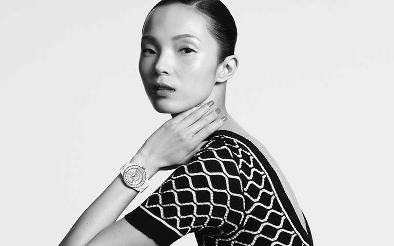 迷戀黑白經典傳奇20周年!香奈兒「J12∙20」限量新錶藝術風玩轉經典符碼
