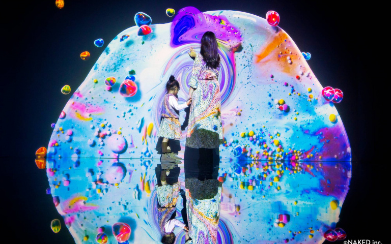 體驗被海水包圍！「光之影海洋展」來台灣啦，快跟小白鯨一起游泳吧！