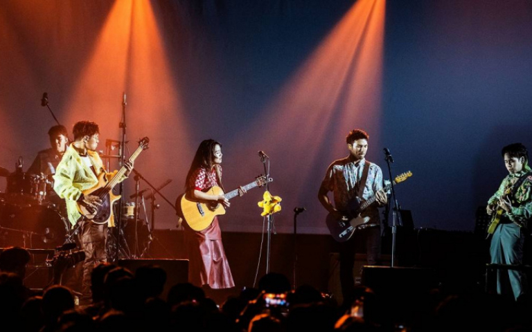 鳳小岳搖滾登台飆吉他　「庸俗救星」阿雷被電到心跳漏一拍