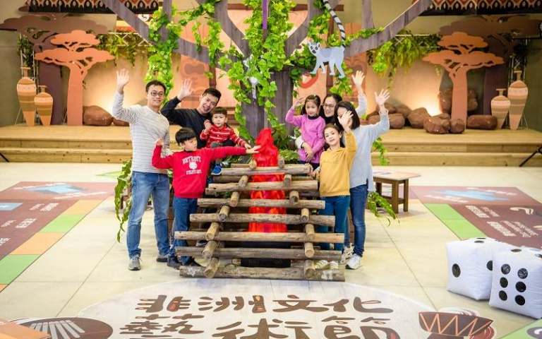 入住飯店贈動物體驗!近距離與犀牛、獅子互動,還能暢玩遊樂園!