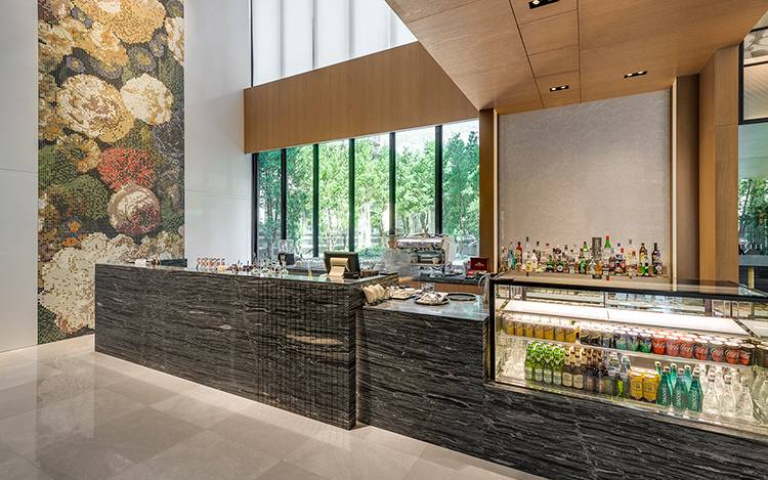 飯店酒吧推「逸飛衝天」滿額刮刮樂！紅白酒禮盒、餐飲抵用券，快來刮出好運！