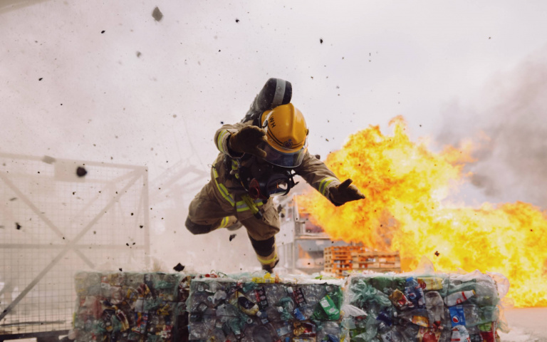 金馬影帝謝君扮演消防猛男！香港災難大片《焚城》11/8上映！