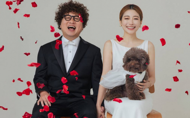 納豆公開婚紗照 依依白晳美背全都露
