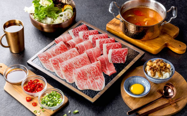 嗑鍋族注意！「新・肉多多」首店開幕買一送一　「黑毛屋」啟動街邊店免費贈菜