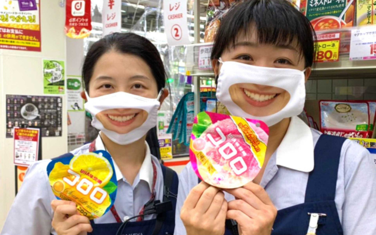 臭臉員工最適合!日本超商推「微笑口罩」,笑得你心裡發寒!