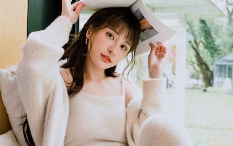 峮峮男友視角慵懶趴床 唯美長髮造型曝光