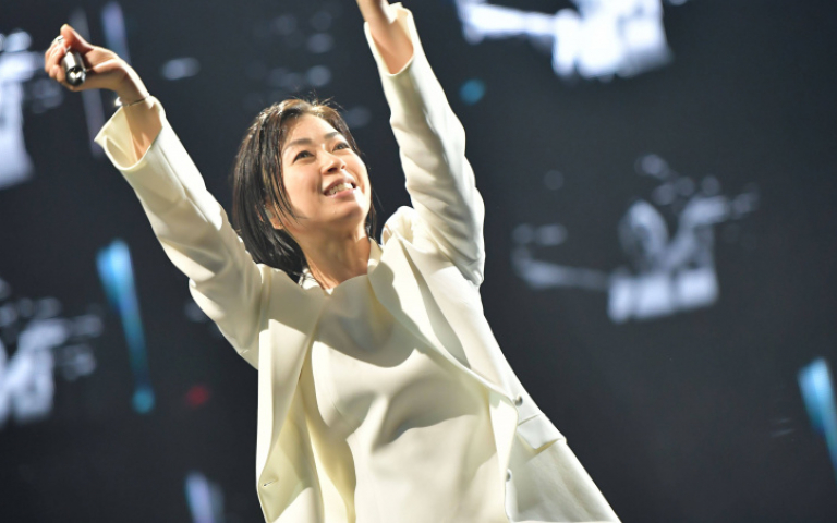 宇多田光獻唱〈First Love〉小巨蛋亮燈海 六度鞠躬哽咽拭淚「抱歉久等了」