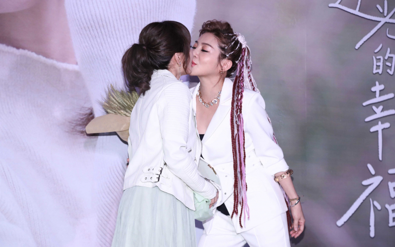 財富女神挟上億資產當歌壇新人　王彩樺合拍獻吻直說好Ｑ彈