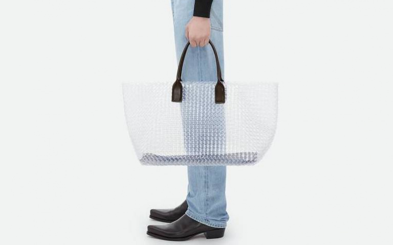 要價 33 萬的氣泡袋？BOTTEGA VENETA 推出帶有夏日清涼感的矽膠「Large Cabat 托特包」