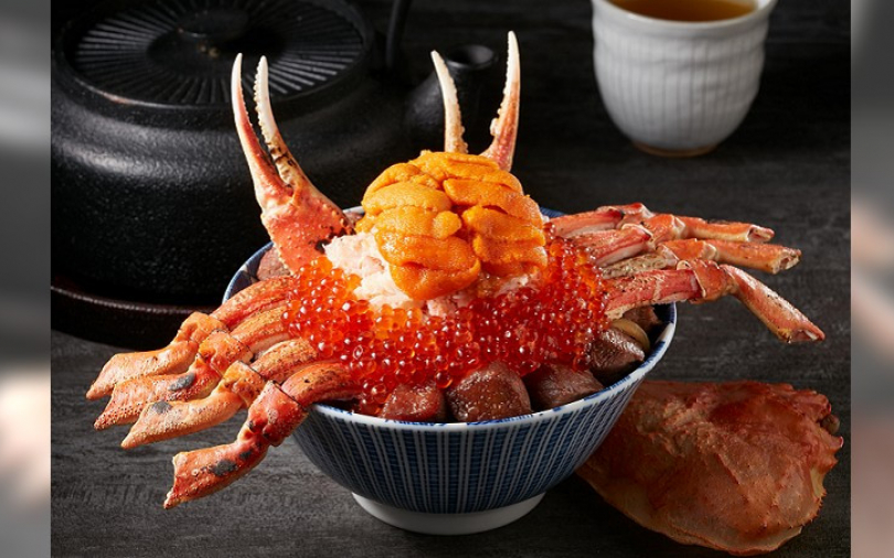 整隻松葉蟹放上經典角切牛排丼好浮誇，就算痛風也要吃！