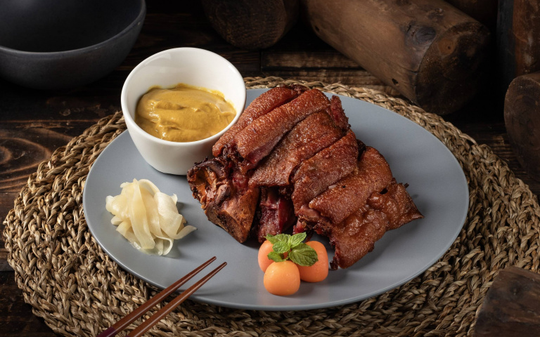 快打開衣櫃！穿有「花」的服飾，酒店餐廳請你吃「蜜椒德國豬手」！