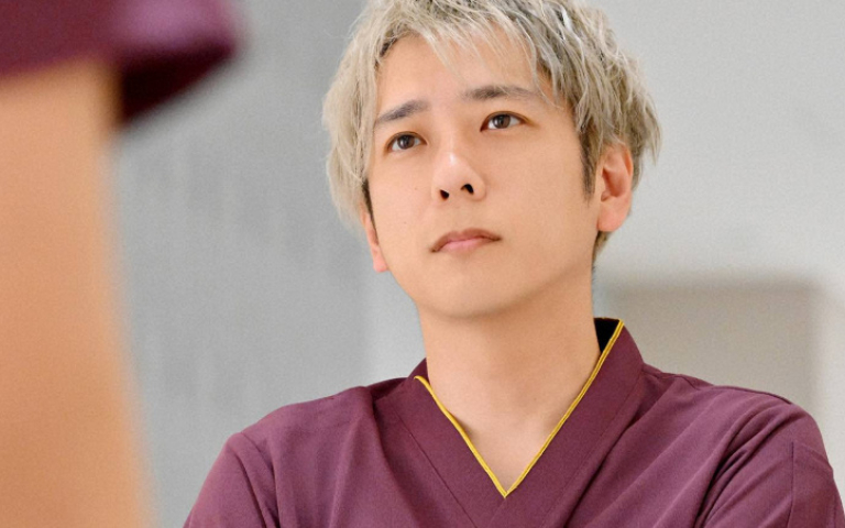 二宮和也睽違六年再披白袍 《黑色止血鉗2》染銀髮化身「惡魔」