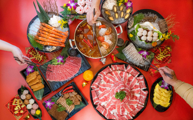 神救援來了！「浮誇系火鍋」始祖推海陸年菜組，「和牛、牛小排、北海道大干貝」直接送上桌！