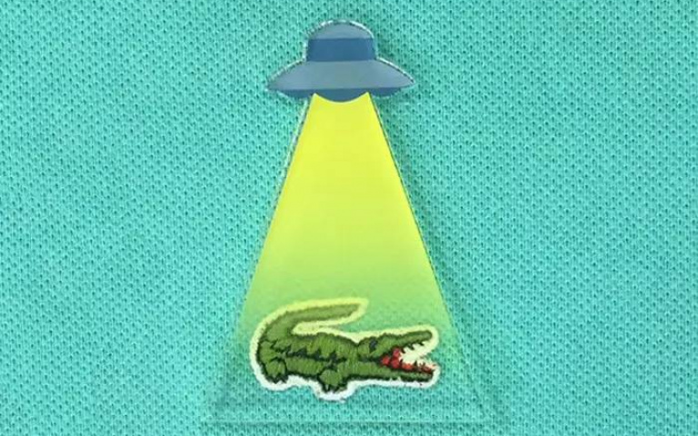 瞬間有戲！加上「胸針」讓原本單調的品牌 LOGO 變趣味了