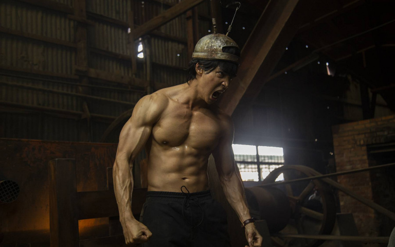 美少女化身殺手！電影《凱蒂超殺女》上映，泰國錦榮大秀肌肉超養眼！