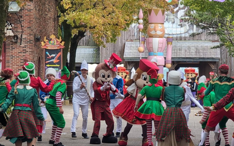 六福村飄雪囉！變裝入園只要499，正宗北極聖誕老公公等你來打卡！