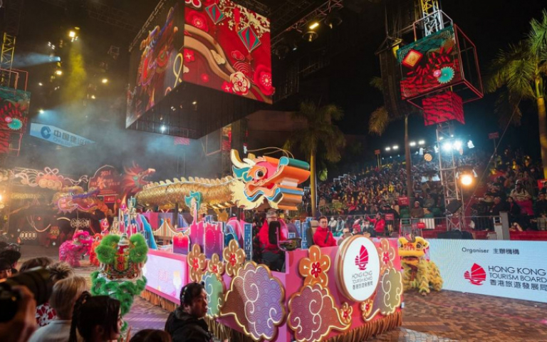 農曆春節到香港感受年味 花車巡遊、煙花匯演超盛大 拜廟祈福求新年開運