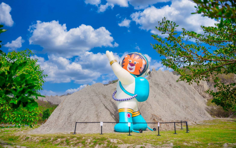 春季遊高雄 萌虎太空人、台版波波草登陸月世界 猴子大王出沒崗山之眼