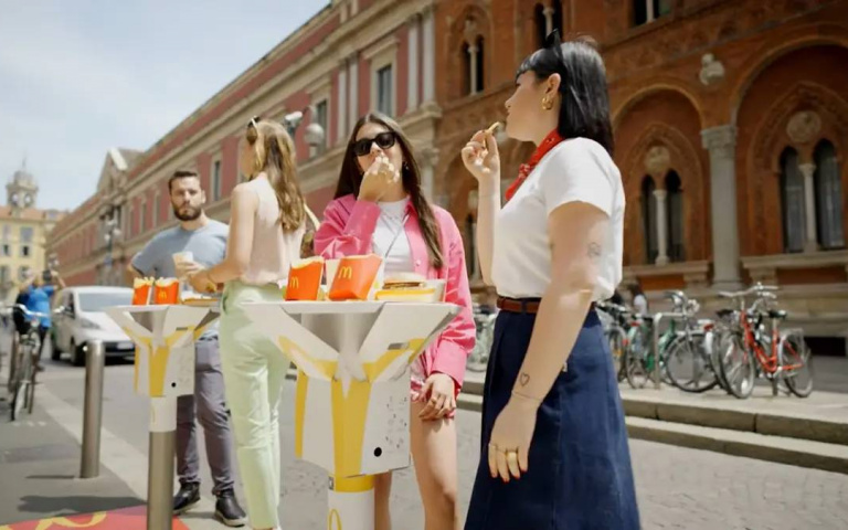 外賣餐盒變身臨時餐桌？義大利麥當勞限時推出可取代內用座位的「TableBag」