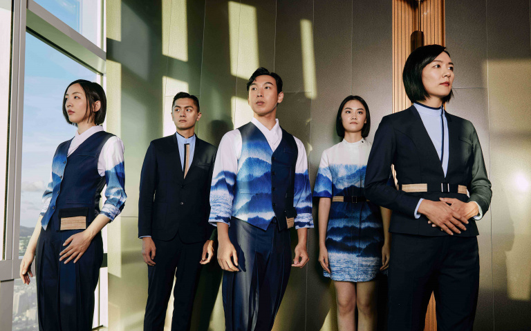 鬼才設計師操刀Buffet品牌新制服！藍染山水畫、國寶級編織工藝，讓質感更提升！