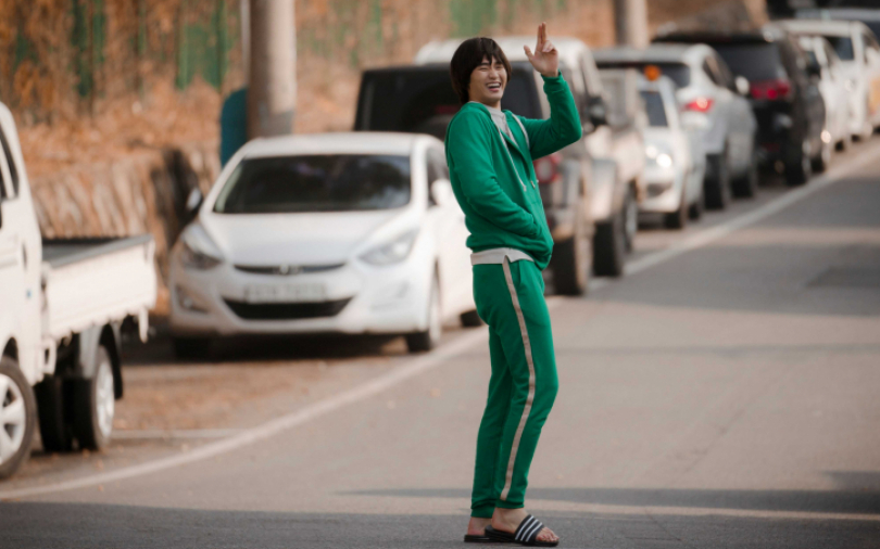 「香菇頭+綠色運動服」　金秀賢為《愛的迫降》再裝傻