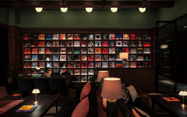 超潮新飯店又一家！穿梭華語金曲年代　摩登復古「大安伊普索酒店」插旗台北東區