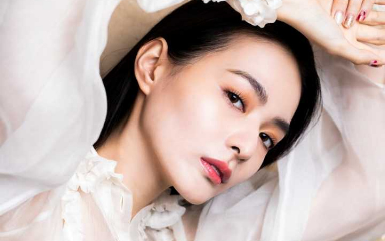 底妝要漂亮 其實最關鍵的是妝前飾底乳那一步!尤其揮汗如雨的夏日 這個技巧做對了 一整天底妝美若天仙!