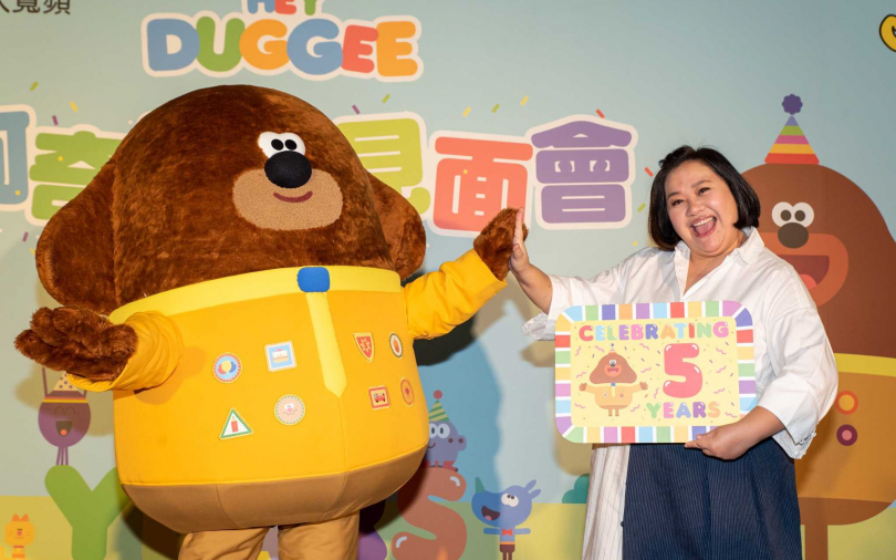 鍾欣凌大女兒兔寶見存摺60萬：好多0哦！