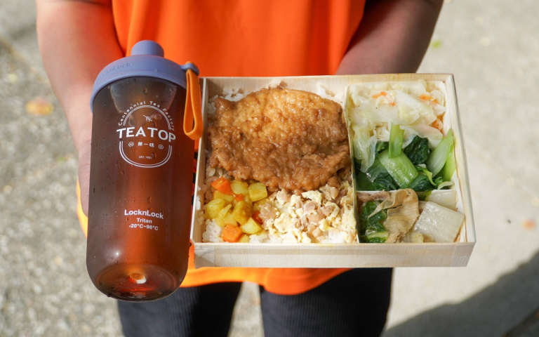 出示排骨便當手搖飲免費喝!「TEA TOP第一味」指定品項享現折10元優惠!