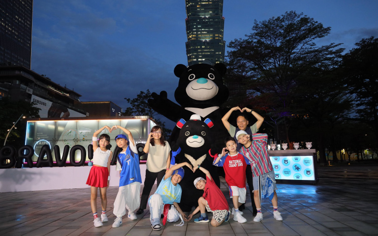 北市最萌吉祥物「熊讚」生日啦！首座6公尺高氣偶同框台北101，快來打卡！