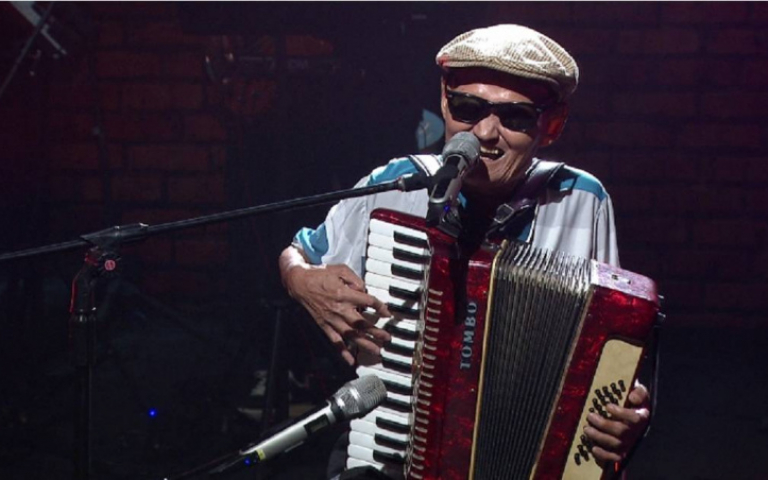 李炳輝4個月大喪失視力　茶室賣唱日賺5元