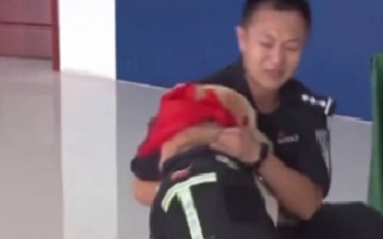 捨不得!領犬員把退役「戰友」交給新主人 突然爆哭全場一起紅眼眶