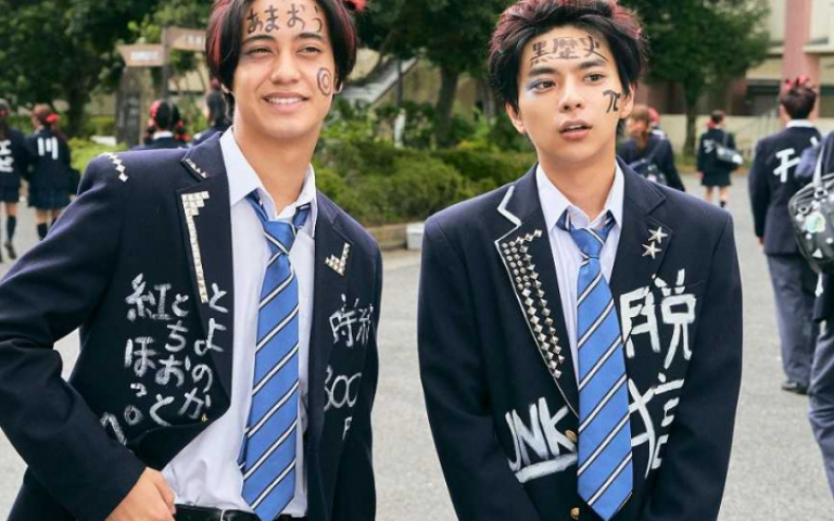 學生手冊上寫「禁止戀愛」 傑尼斯偶像吐槽母校:還以為是少女漫畫呢!