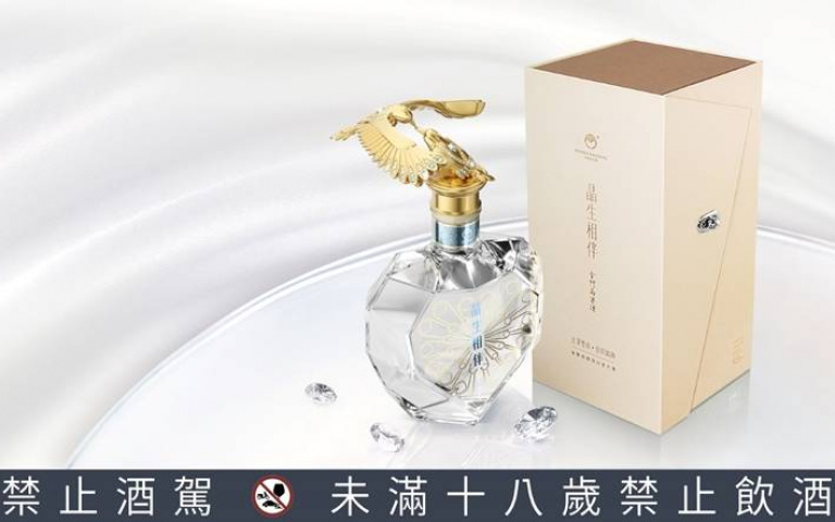 這支有狂!鑲上110顆施華洛世奇水晶 史上最浪漫「愛情主題酒」限量開賣