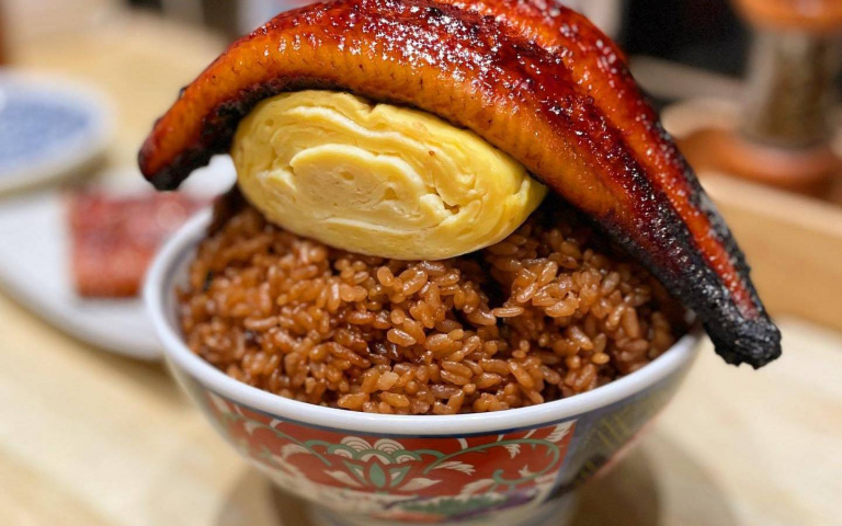 網路超人氣!大阪重量級豪華「鰻魚玉子丼」吃不完還可以做成外帶飯糰