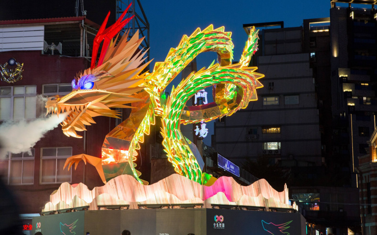 台北燈節閃耀西門商圈！捷運站出口「魚躍西門」映入眼簾！