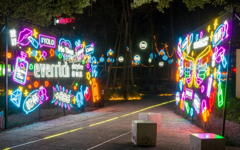 台北燈節必看！動力發電花燈「踩動」永續未來， Q版飛機造型帶你環遊世界！