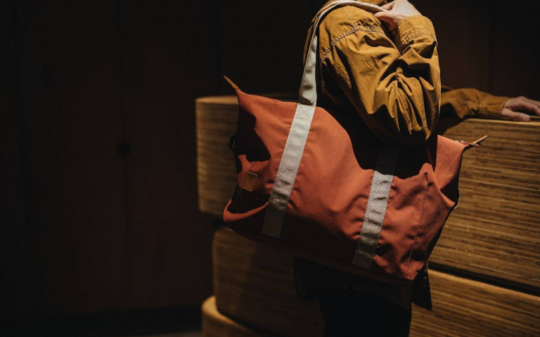 不要再背小廢包了！LOJEL 推超耐裝「托特包」，新色「赤陶」時尚百搭！